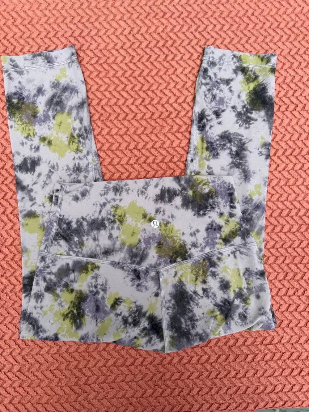 Women’s Lululemon lot 4 yoga pants/leggings. I’ll are in mint condition.